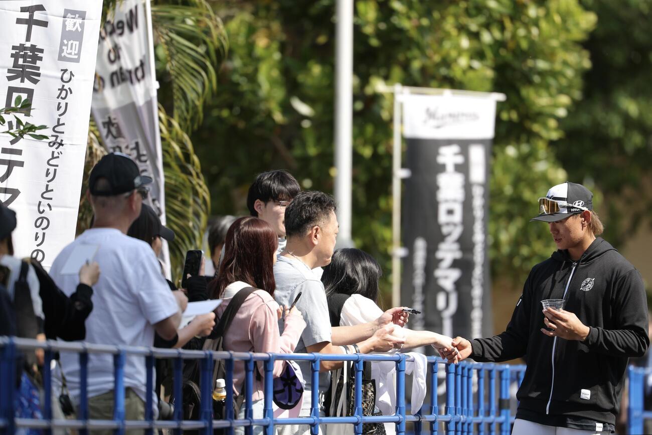 ファンサービスに応じるロッテ山本（右）（撮影・河田真司）