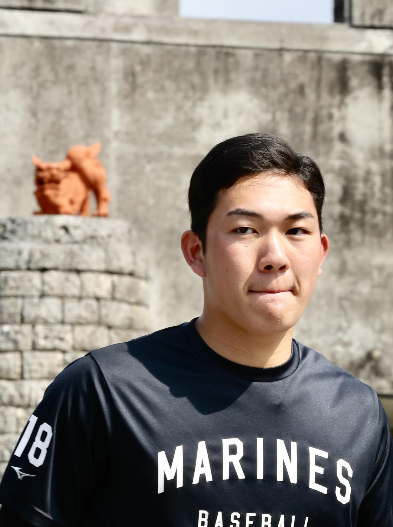 シーサーを背に移動するロッテ石垣（撮影・河田真司）