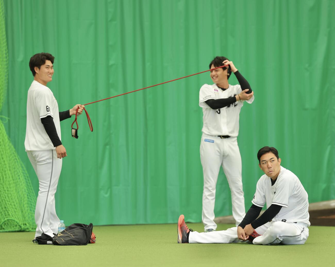 ストレッチするロッテの、左から大聖、毛利、石垣（撮影・河田真司）