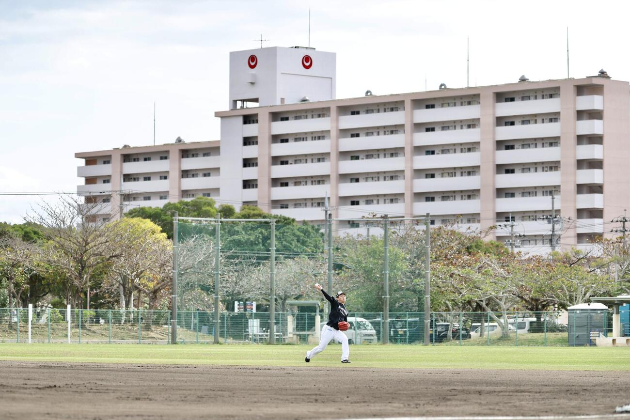個別練習するロッテ石垣（撮影・河田真司）
