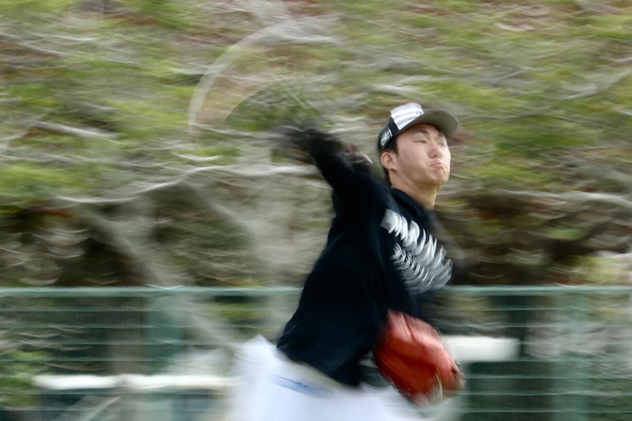 個別練習するロッテ石垣（撮影・河田真司）