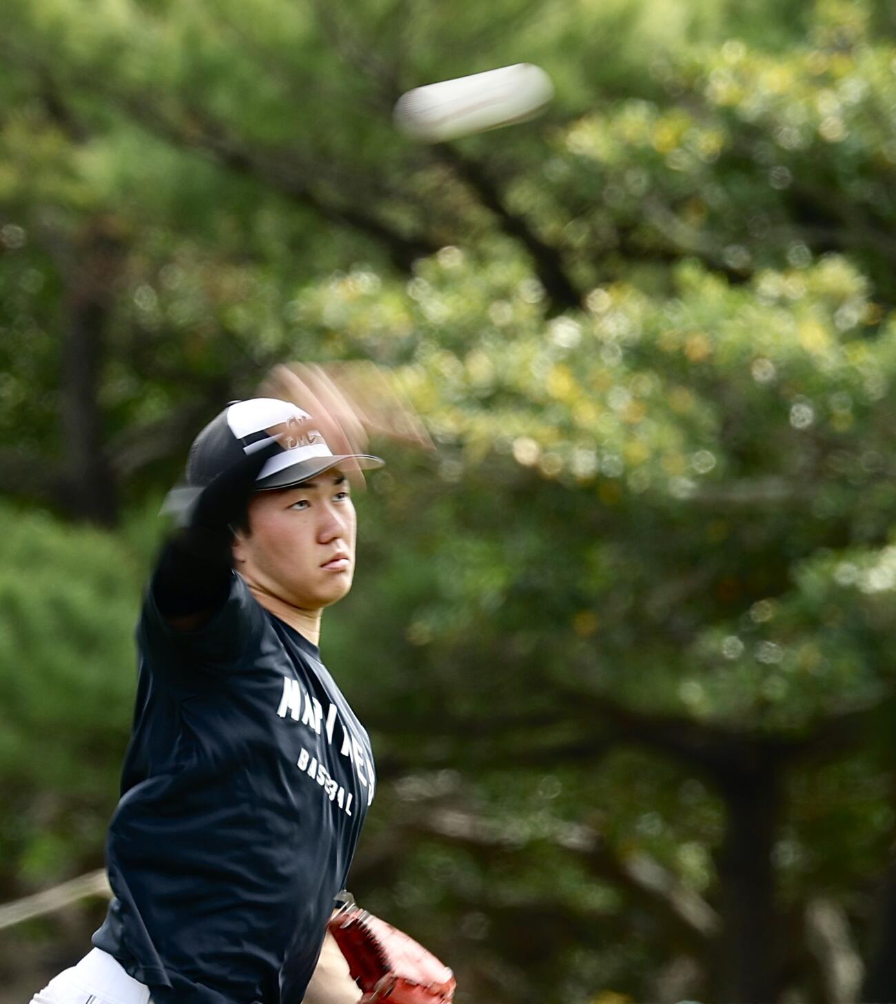 個別練習するロッテ石垣（撮影・河田真司）