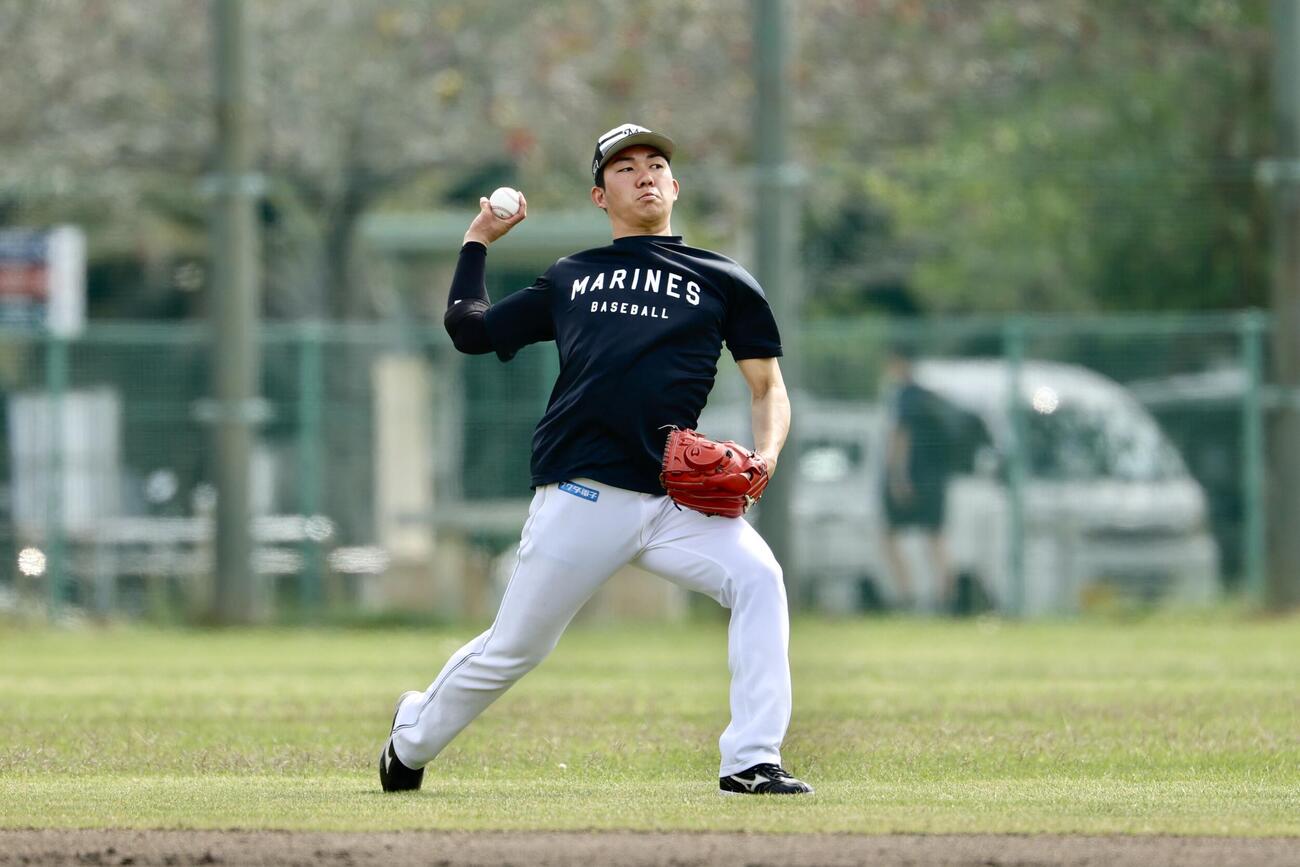 個別練習するロッテ石垣（撮影・河田真司）