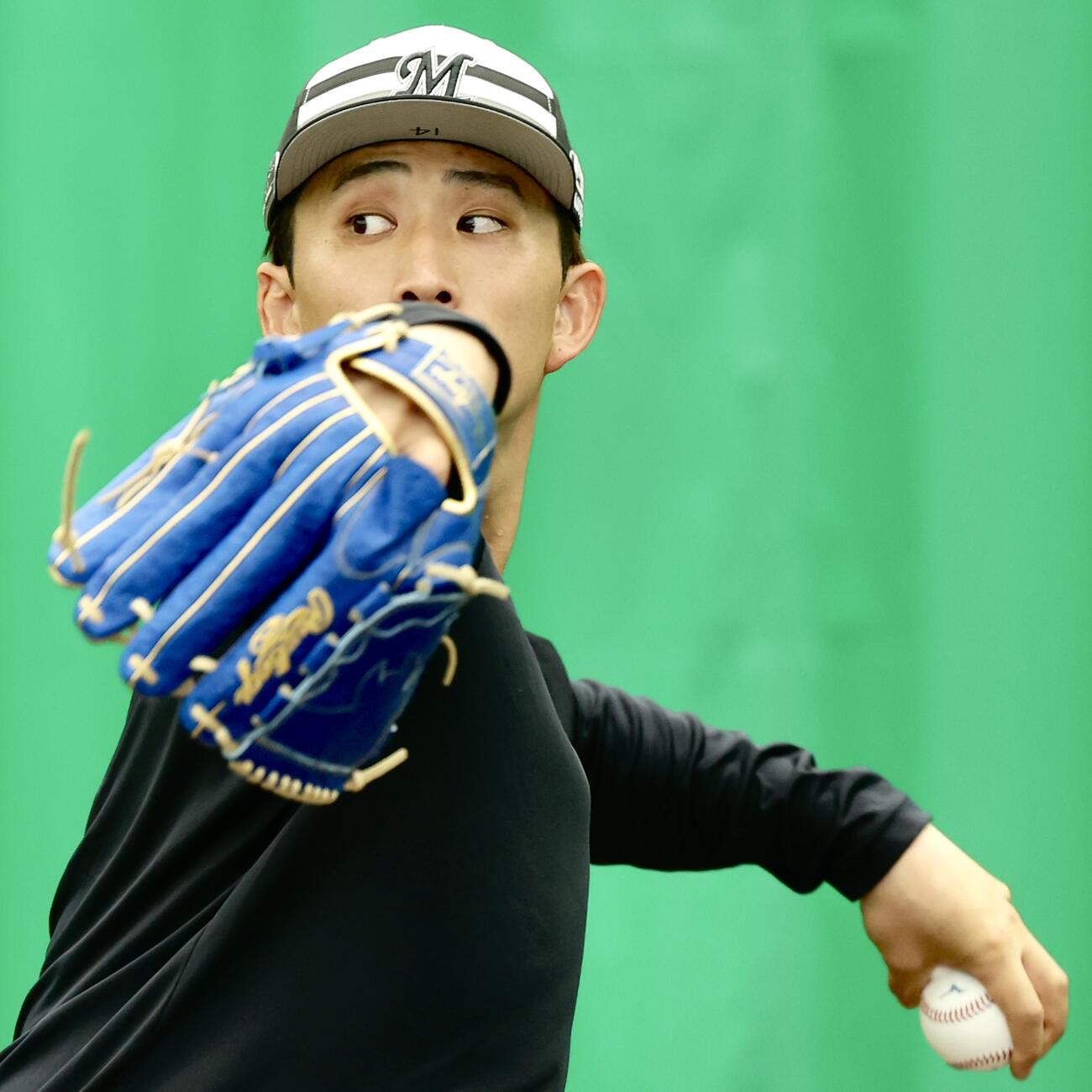 ブルペン投球するロッテ小島（撮影・河田真司）
