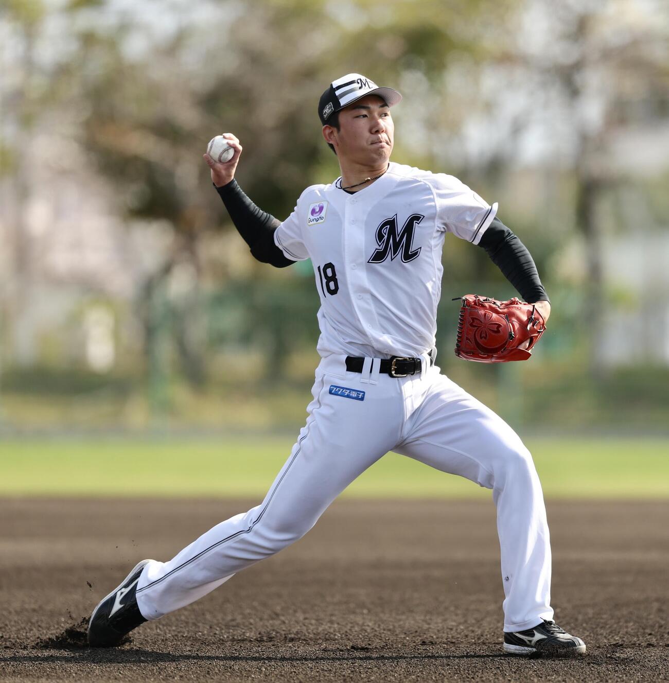 守備練習するロッテ石垣（撮影・河田真司）