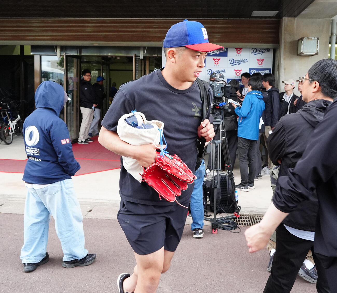 スタジアムから引き揚げる中日松山晋也（2026年2月19日撮影）