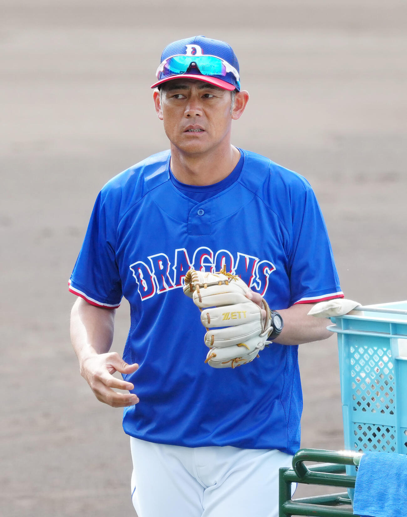 日本ハム対中日　試合前練習に臨む中日飯山2軍監督（撮影・江口和貴）