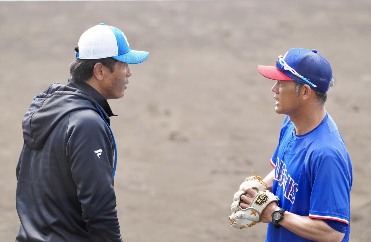 日本ハム対中日　試合前、言葉を交わす日本ハム稲葉2軍監督（左）と中日飯山2軍監督（撮影・江口和貴）