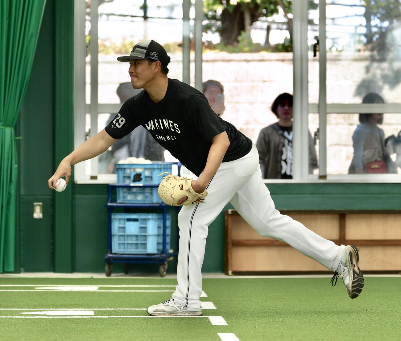 ブルペンでフォームを確認するロッテ西野（撮影・河田真司）