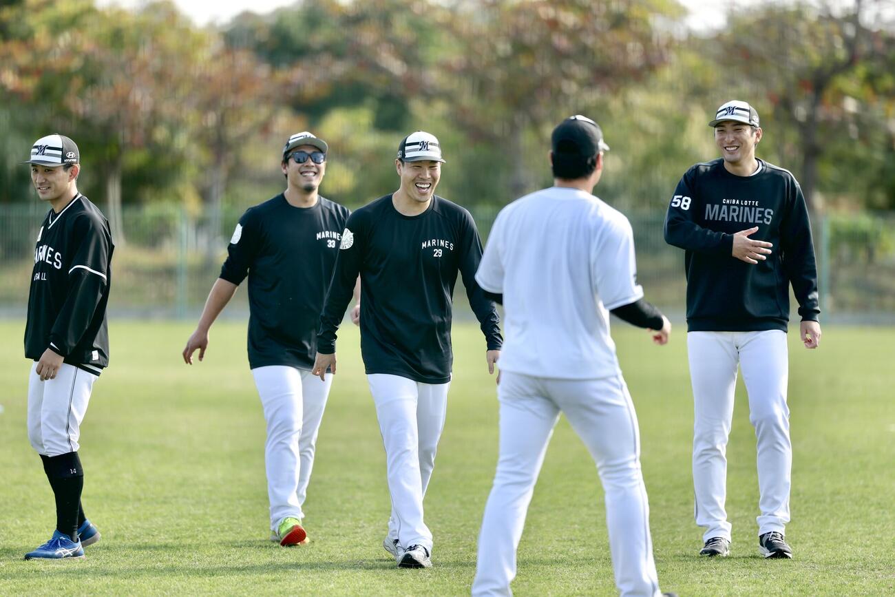 笑顔でウオーミングアップするロッテ西野（中央）（撮影・河田真司）