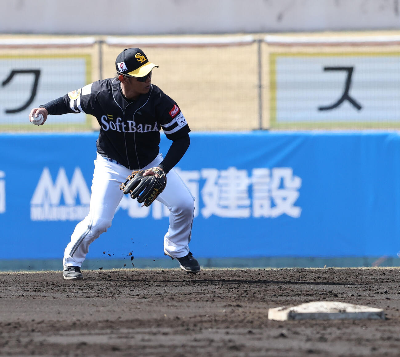紅白戦　1回裏白1死、栗原の打球を二塁手の今宮が捕球、ニゴロにする（撮影・梅根麻紀）