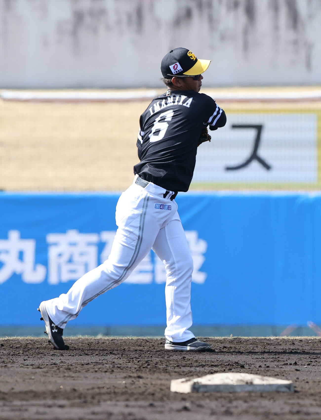 紅白戦　1回裏白1死、栗原の打球を二塁手の今宮が捕球、ニゴロにする（撮影・梅根麻紀）