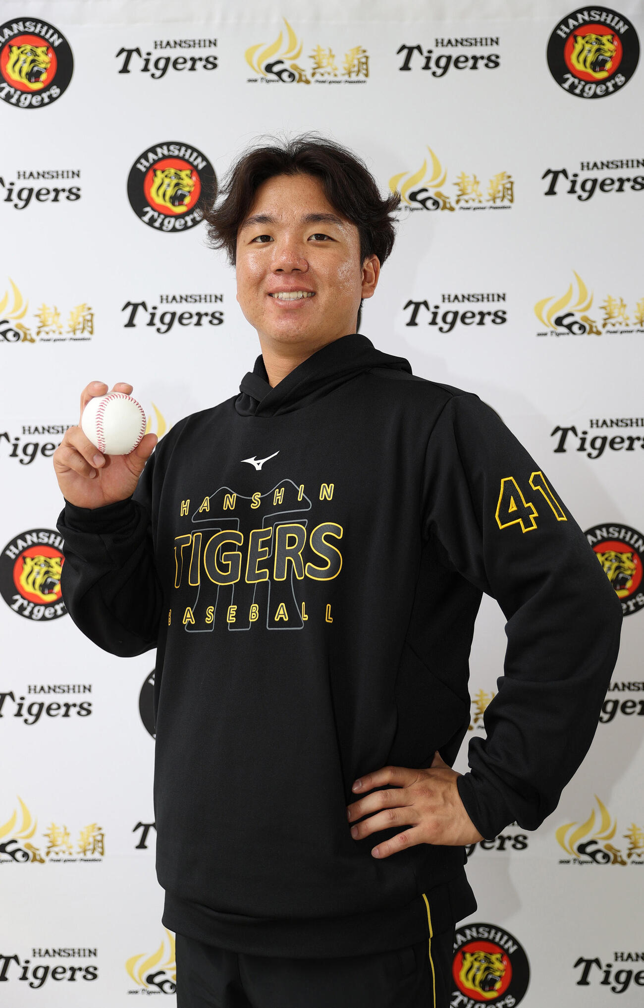 宜野座でインタビューした阪神村上はボールを手に笑顔を見せる（撮影・上山淳一）
