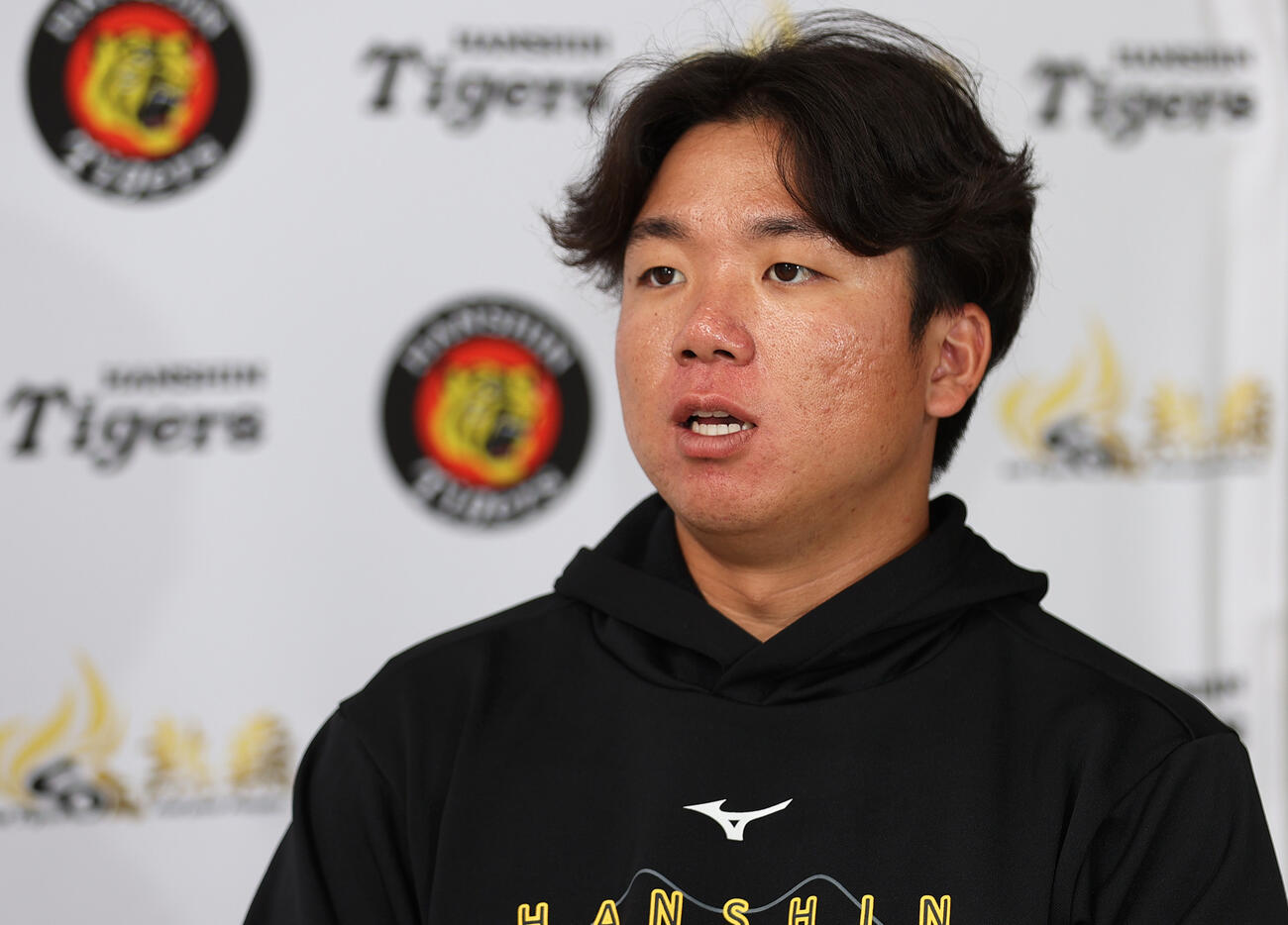 宜野座でインタビューに答える阪神村上（撮影・上山淳一）