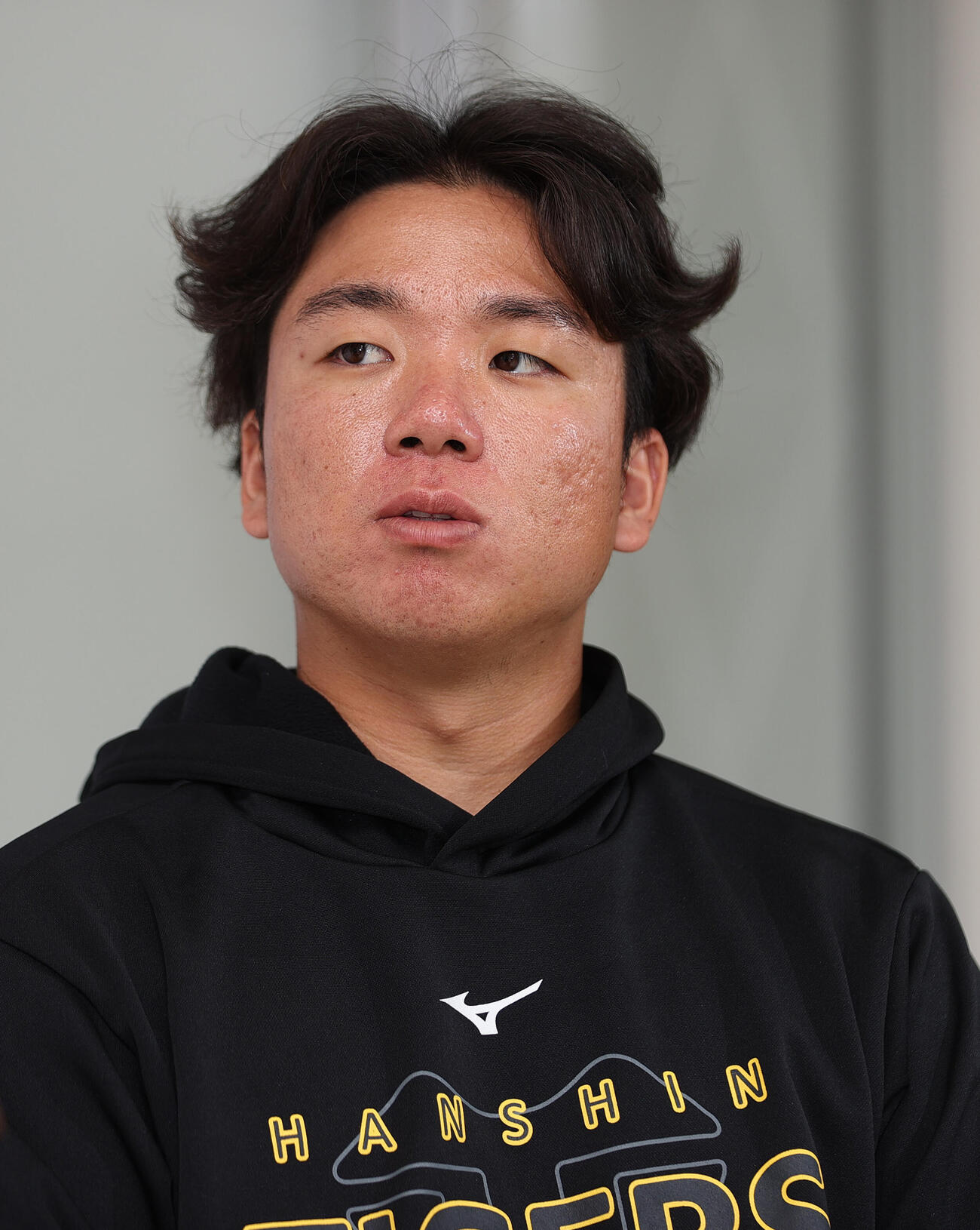 宜野座でインタビューに答える阪神村上（撮影・上山淳一）