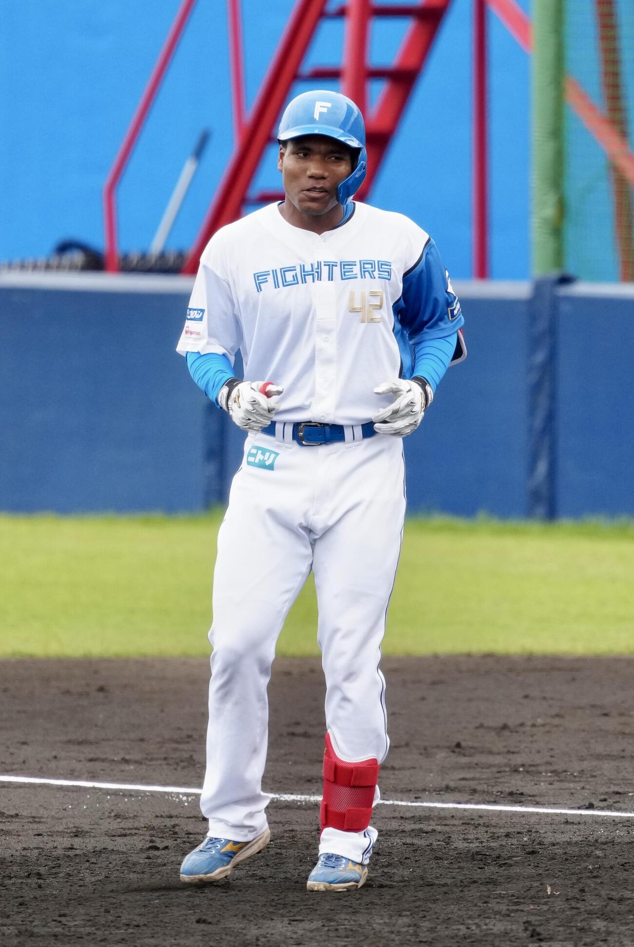 2軍練習試合　日本ハム対中日　4回裏日本ハム2死、中前打を放ったエドポロ（撮影・江口和貴）