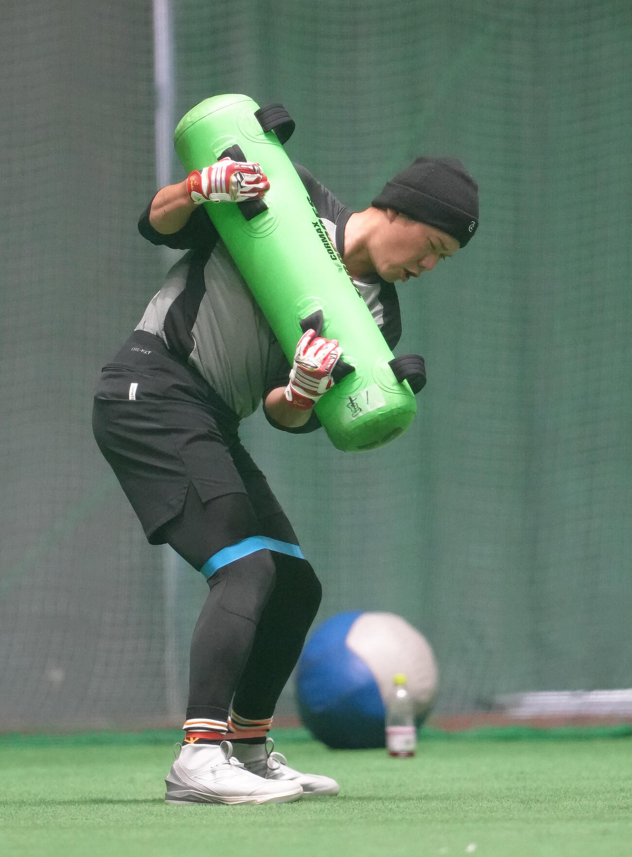 居残りで体を動かす巨人坂本勇（撮影・足立雅史）