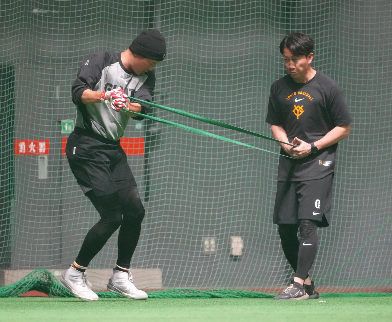 居残りで体を動かす巨人坂本勇（左）（撮影・足立雅史）