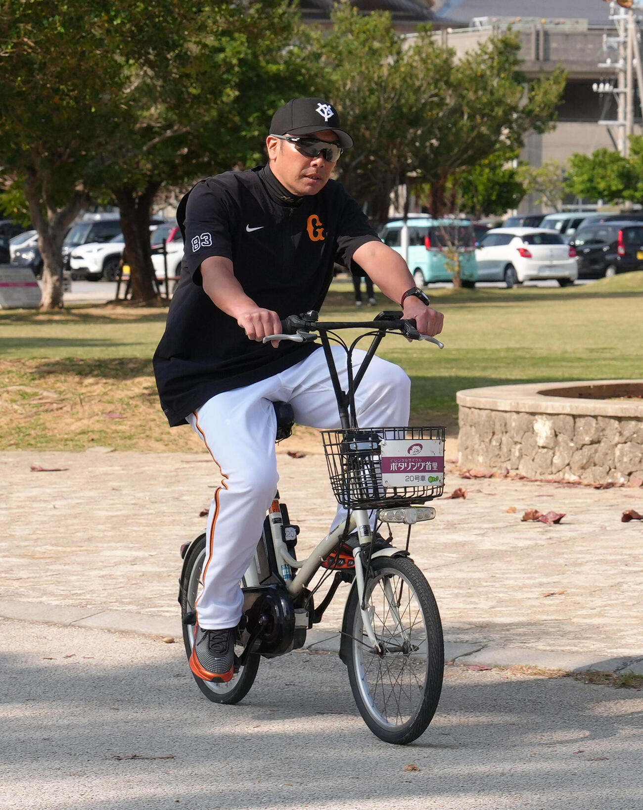 自転車で移動する巨人阿部監督（撮影・足立雅史）