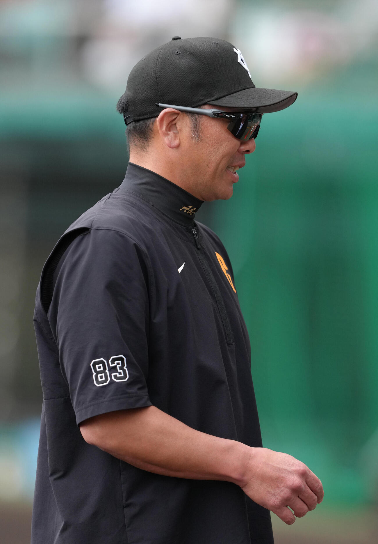 練習を見つめる巨人阿部監督（撮影・足立雅史）