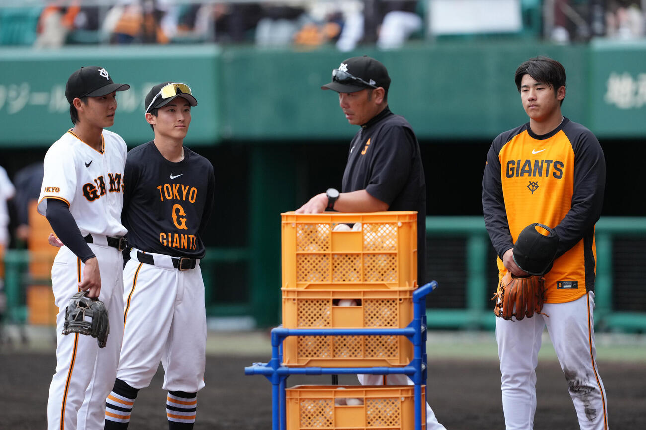 全体練習後、ノックを前に話をする巨人阿部監督（右から2人目）。左から宇都宮、浦田、石塚（撮影・足立雅史）
