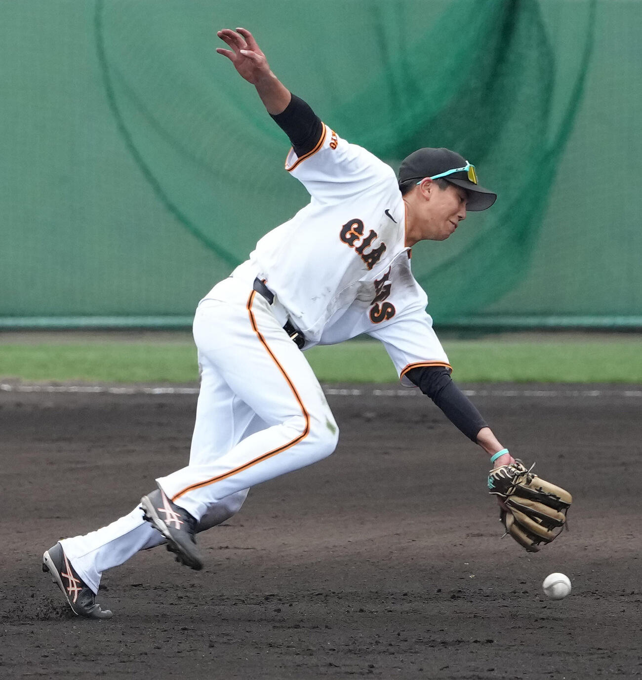 全体練習後、巨人阿部監督のノックを受ける門脇（撮影・足立雅史）