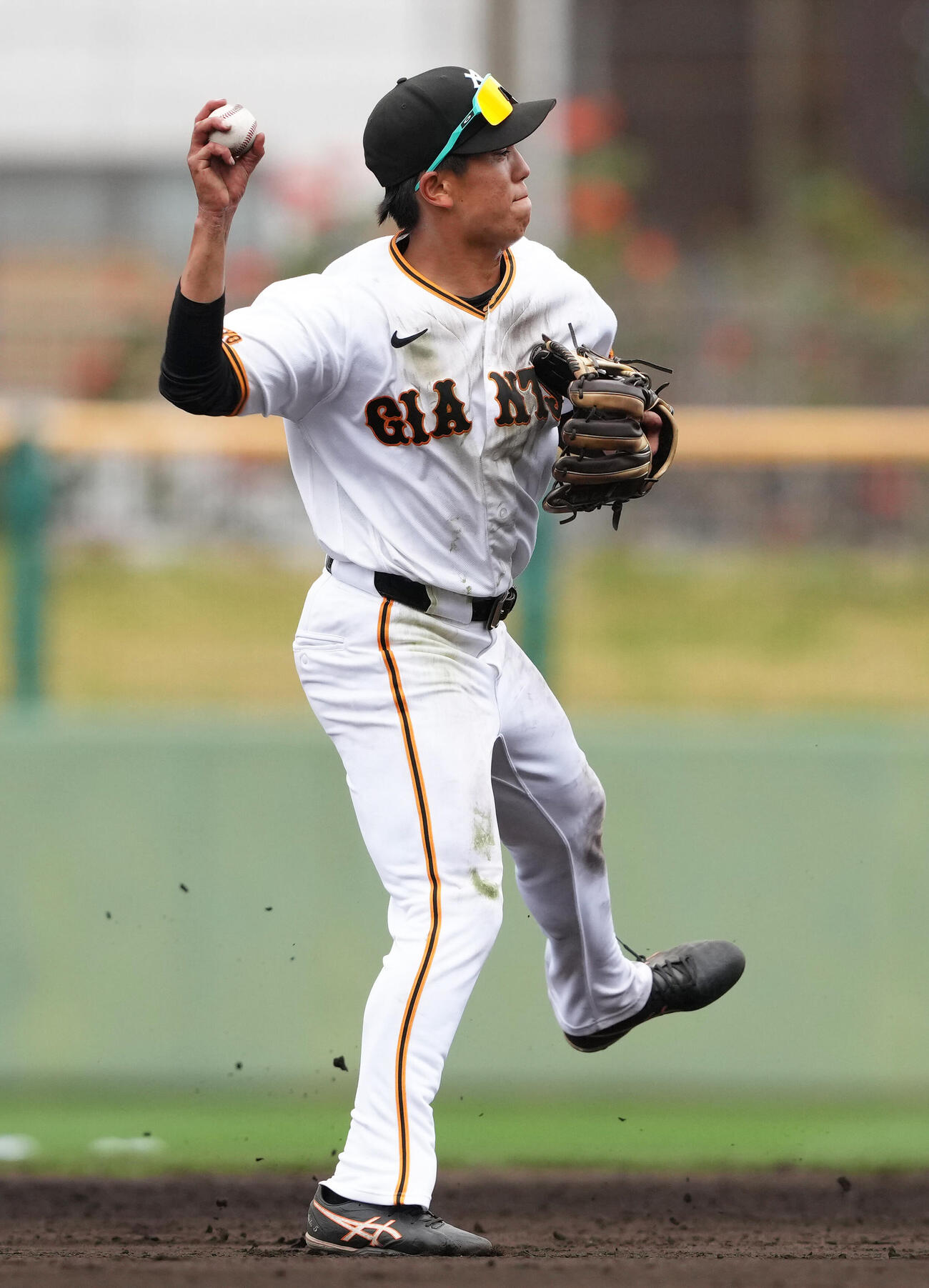 全体練習後、巨人阿部監督のノックを受ける門脇（撮影・足立雅史）