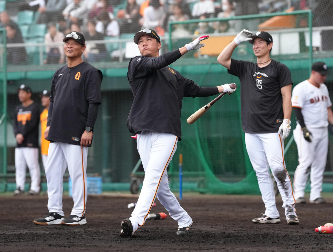 巨人坂本勇（中央）のティー打撃を見つめる松本（右）（撮影・足立雅史）