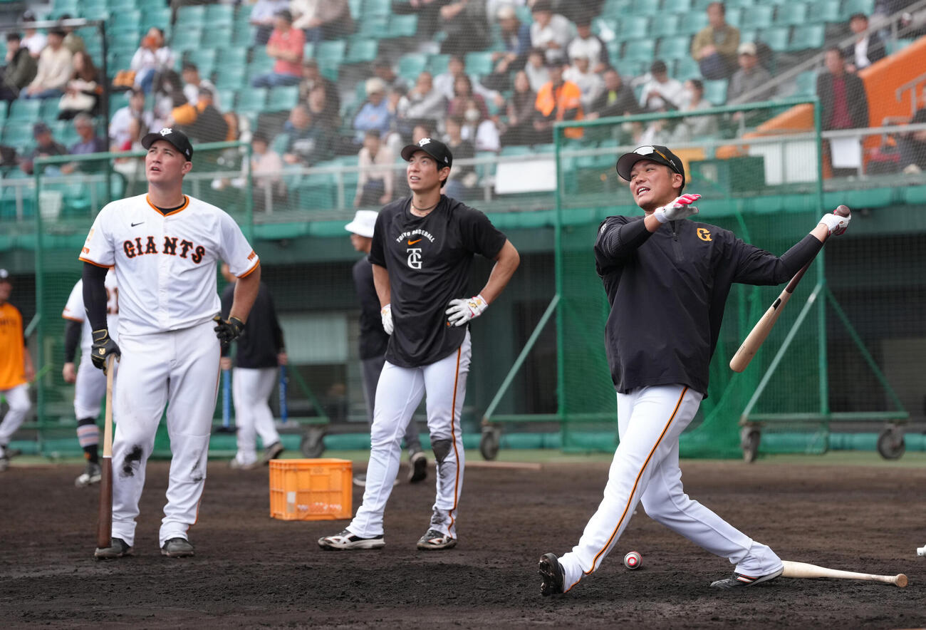 巨人坂本勇（右）のティー打撃を見つめるリチャード（左）と松本（撮影・足立雅史）