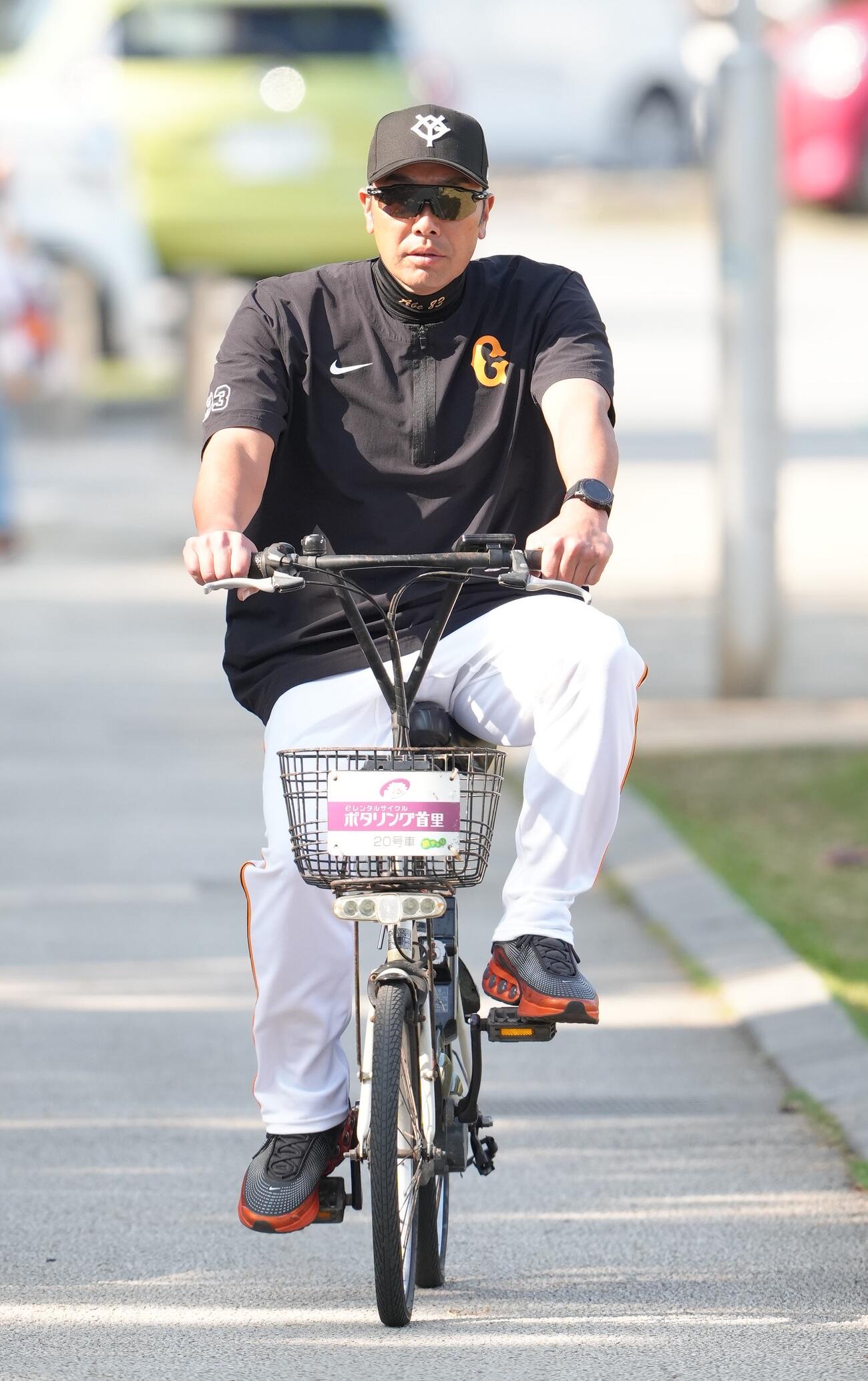 自転車で移動する巨人阿部監督（撮影・足立雅史）