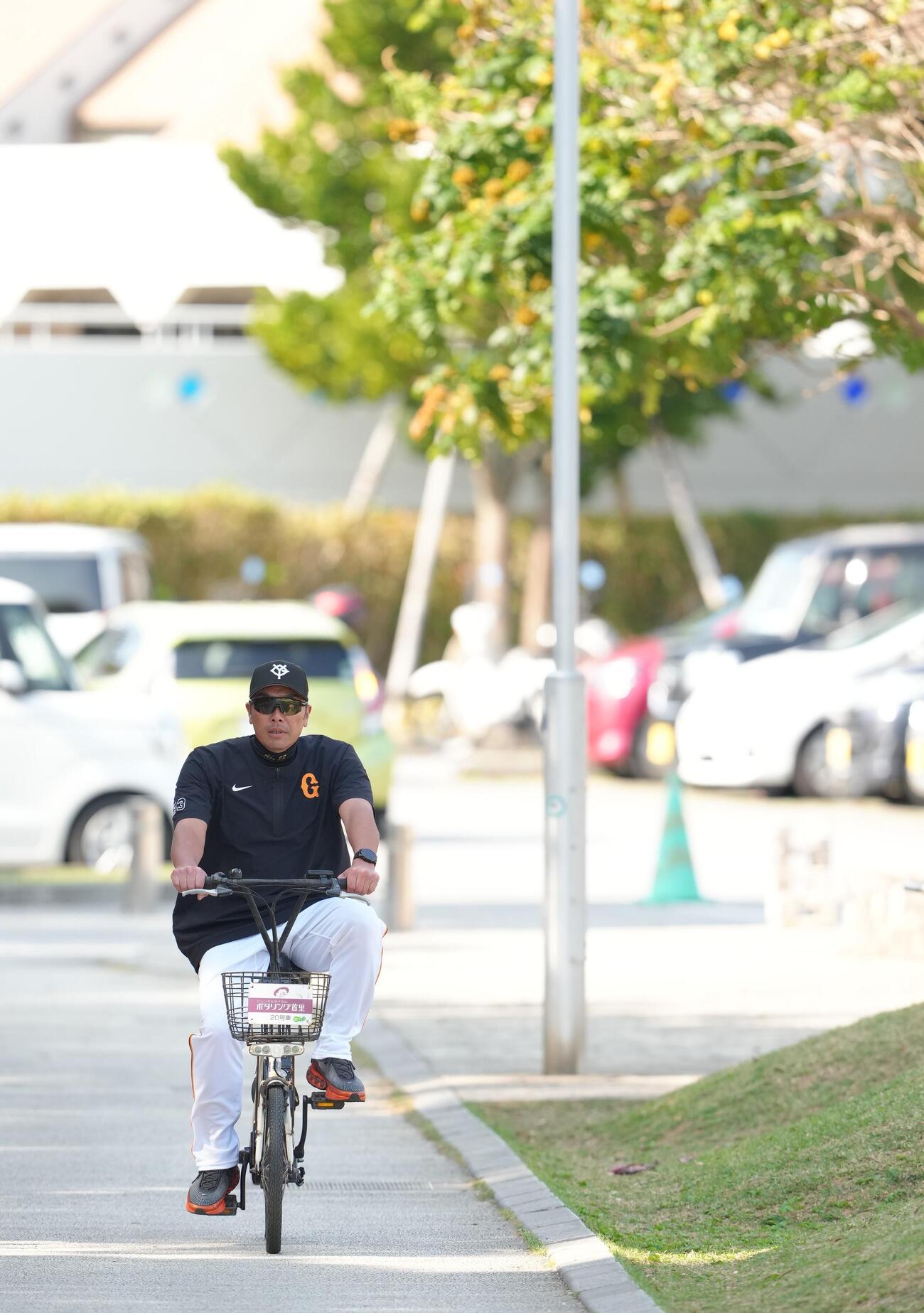自転車で移動する巨人阿部監督（撮影・足立雅史）