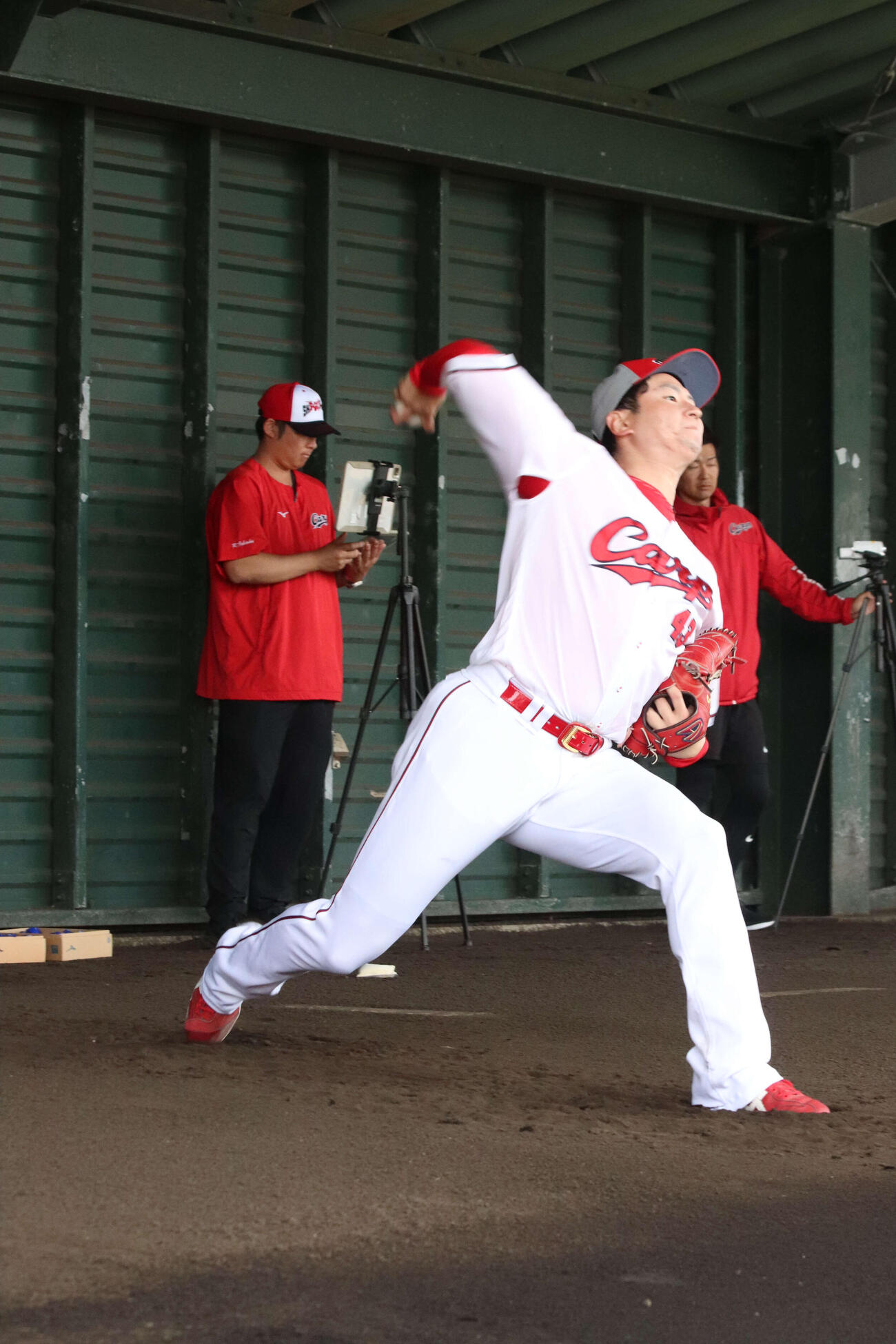 ブルペンでフォークを投じる広島島内颯太郎投手（撮影・前原淳）＝2026年2月20日、コザしんきんスタジアム