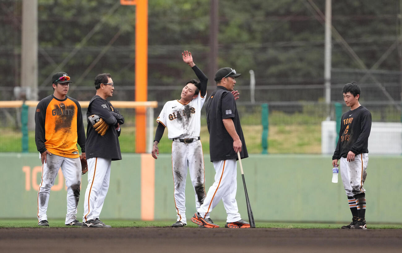 巨人阿部監督（右から2人目）のノックを終えた、左から石塚、1人おいて宇都宮、1人おいて浦田。左から2人目川相コーチ（撮影・足立雅史）