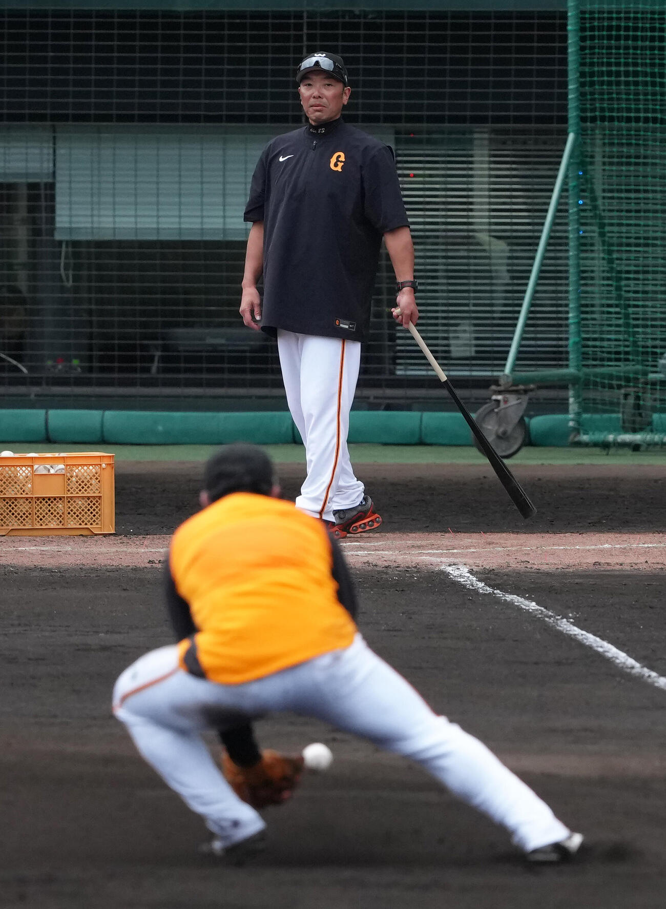 全体練習後、巨人石塚（手前）らにノックを行う巨人阿部監督（撮影・足立雅史）
