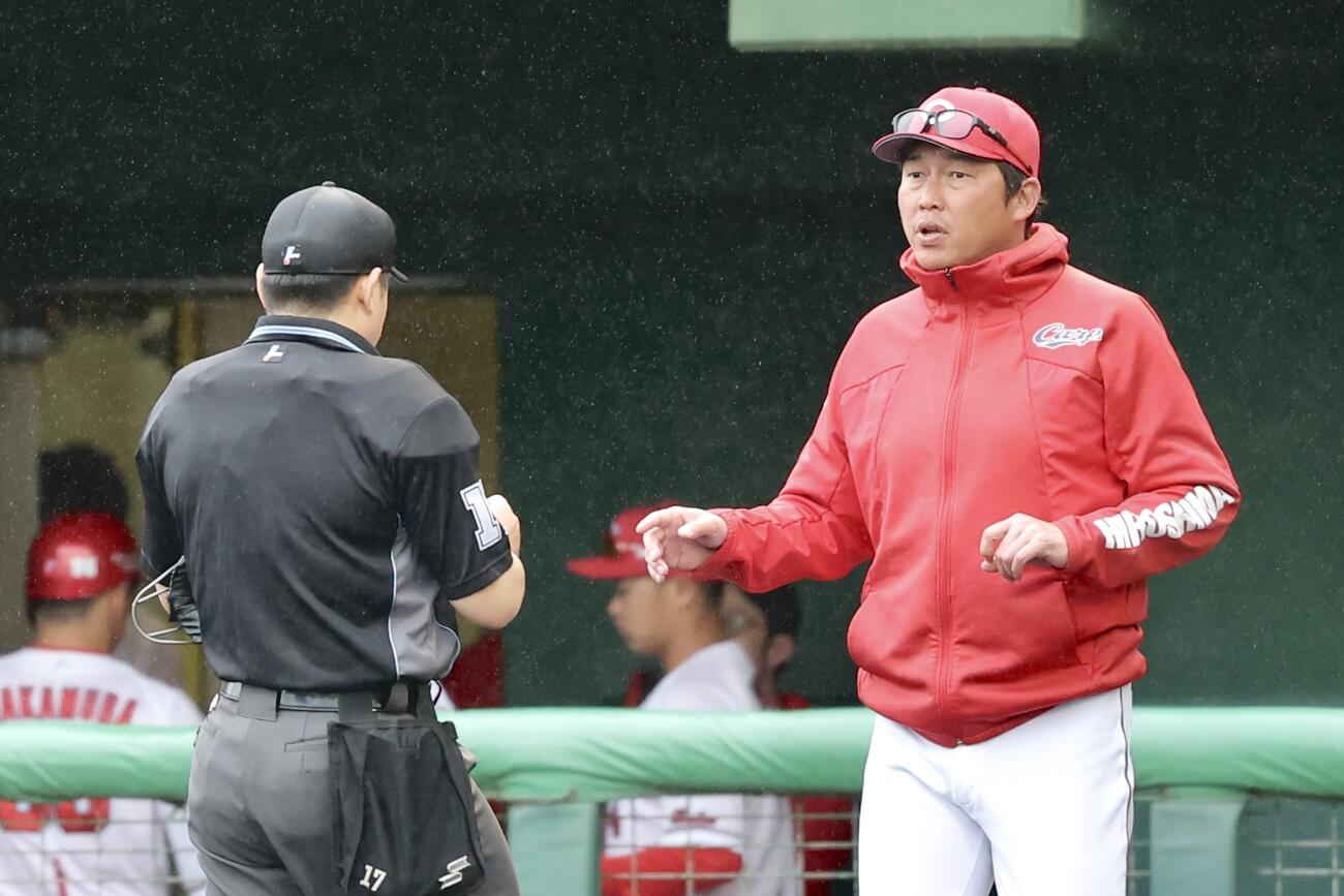 広島対楽天　7回裏を終え、選手交代を告げる新井貴浩監督（2026年2月17日）