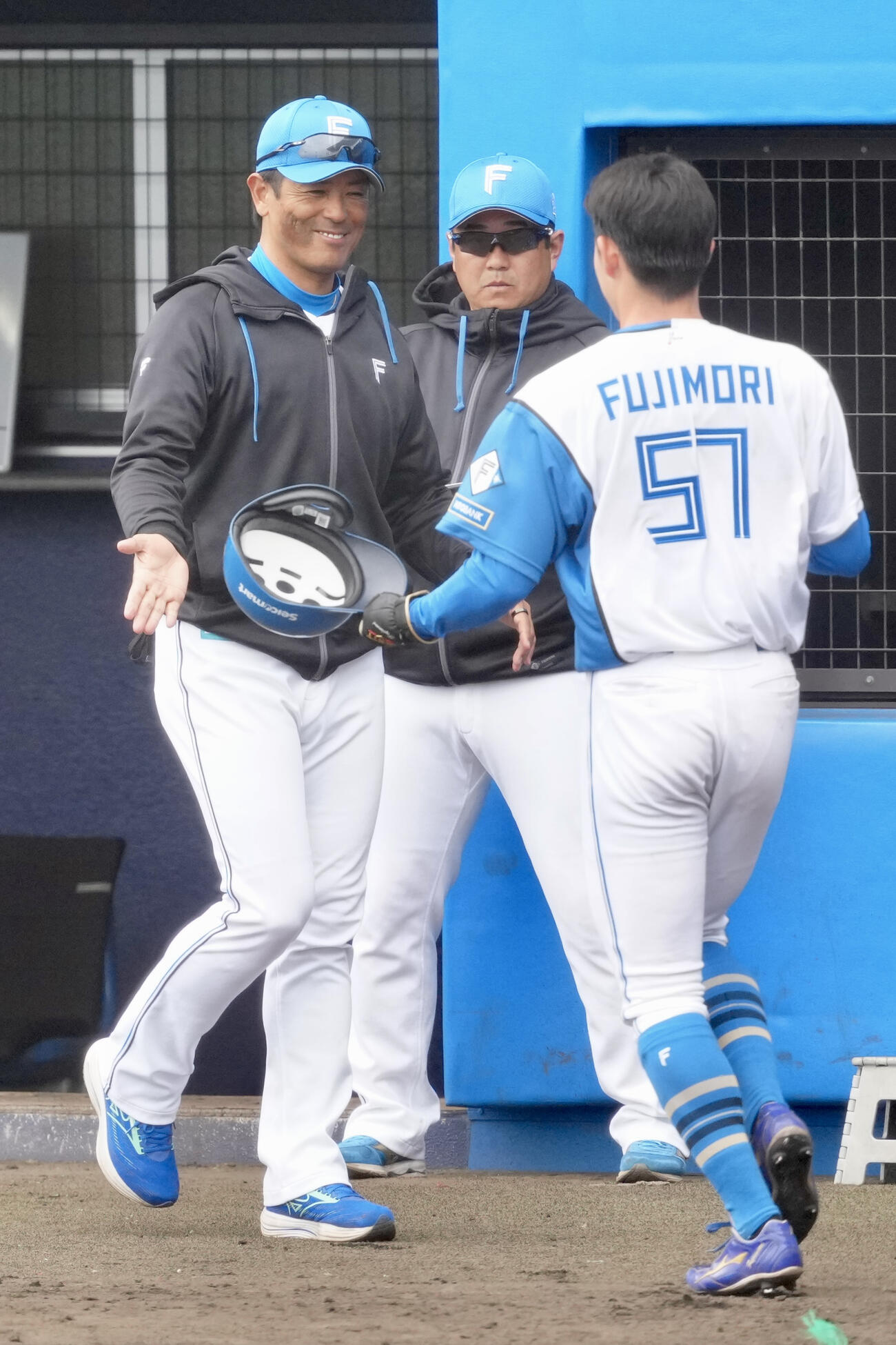 2軍練習試合　日本ハム対中日　6回裏終了後、日本ハム藤森（右）とタッチを交わす稲葉2軍監督（撮影・江口和貴）