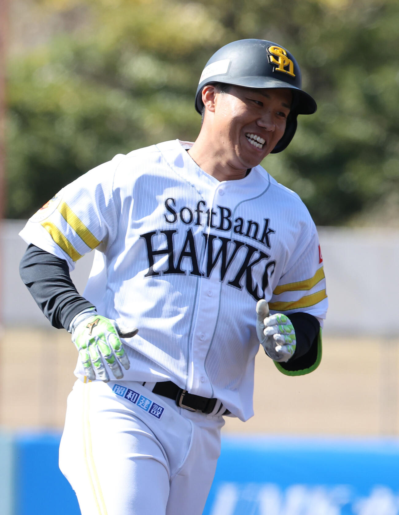 紅白戦　2回裏白1死一塁、海野は左越えに先制2点本塁打を放ち笑顔を見せる（撮影・梅根麻紀）