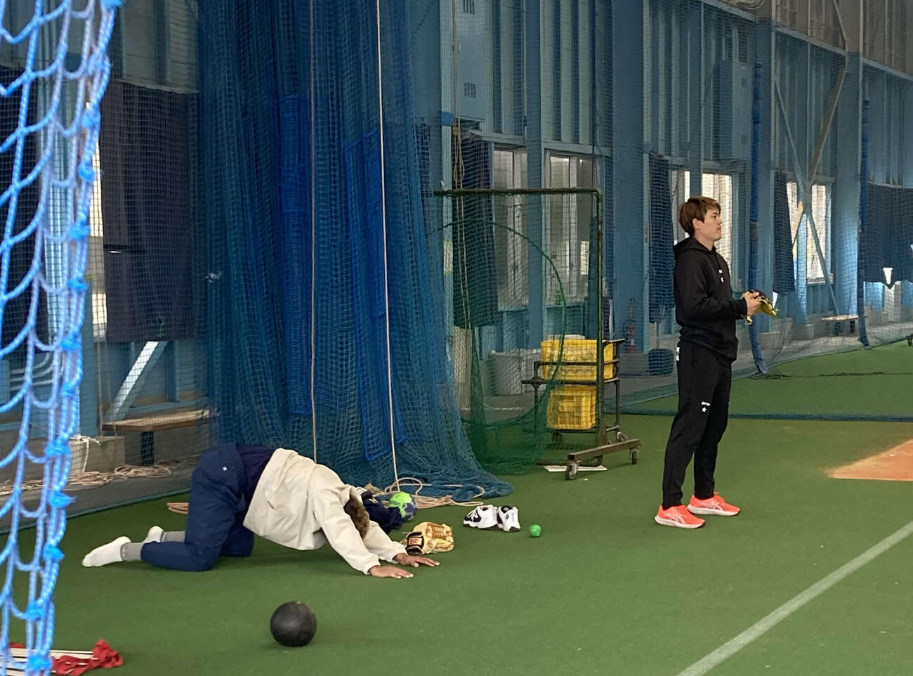 休日返上でトレーニングをする九里、左は宗
