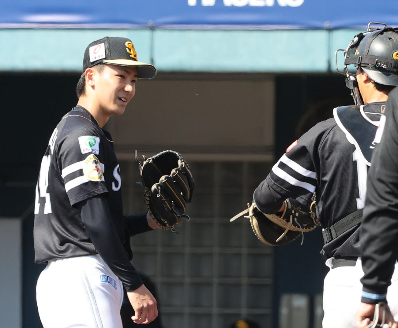 紅白戦　4回から登板した藤原は2イニングを投げ無失点と好投、笑顔を見せる（撮影・梅根麻紀）