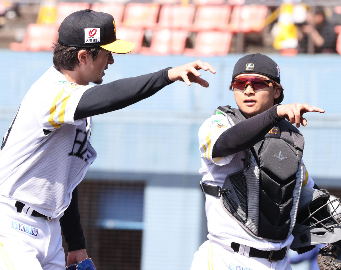 紅白戦に登板したソフトバンク上沢は1イニングを投げ交代、谷川原（奥）と話をしながらベンチに引き上げる（撮影・梅根麻紀）