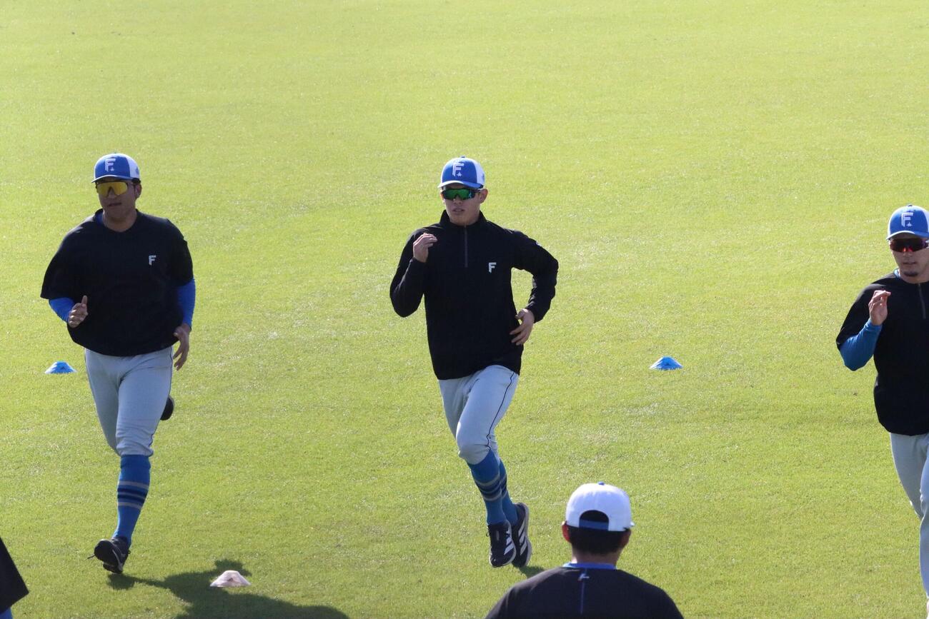 1軍キャンプに合流した（左から）日本ハム有薗と藤森（撮影・永野高輔）