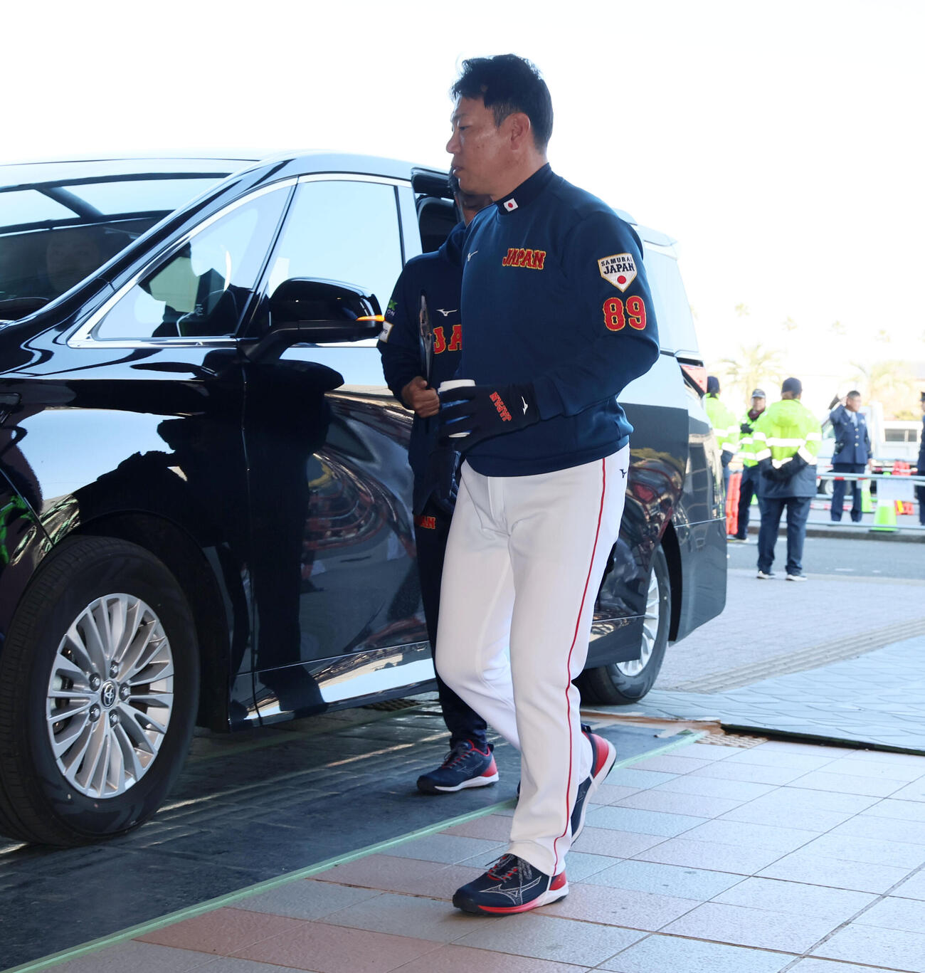 球場へ到着した侍ジャパン井端監督（撮影・加藤哉）