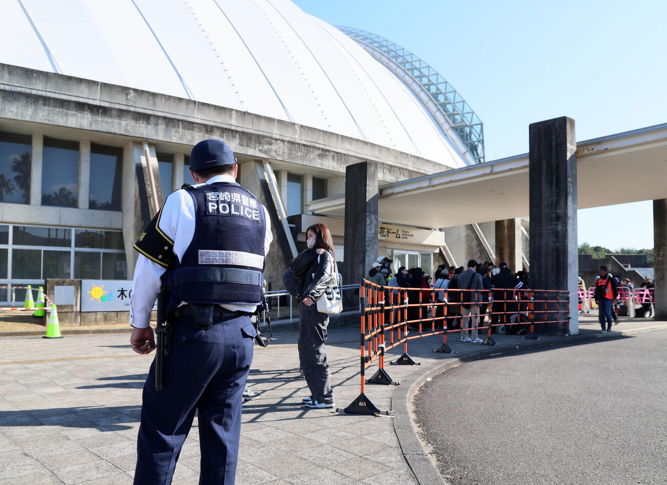 宮崎県警の警察官も警備する中で行われる木の花ドームでの非公開練習（撮影・加藤哉）