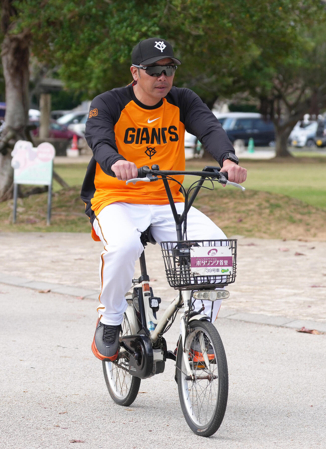 自転車で移動する巨人阿部監督（撮影・足立雅史）