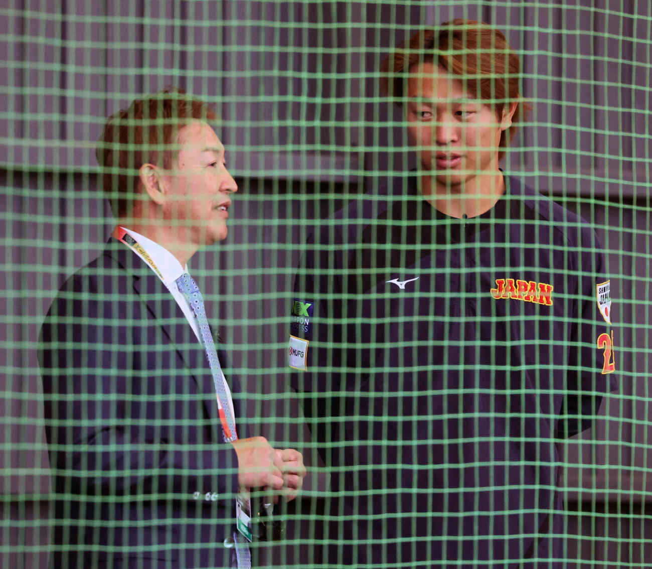 ブルペンで侍ジャパン高橋宏（右）は立浪氏と話す（撮影・加藤哉）