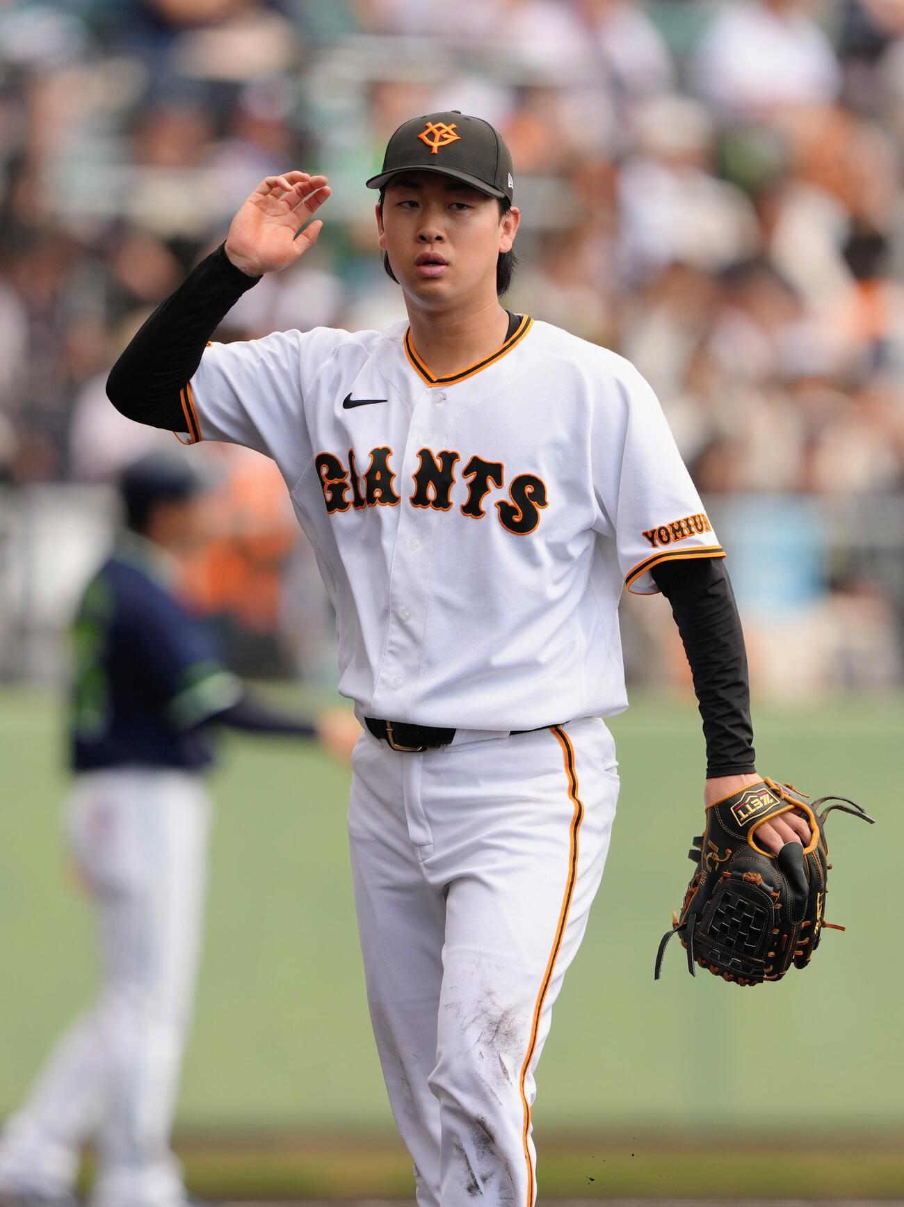 巨人対ヤクルト　1回を無失点で終えた巨人先発の山崎（撮影・足立雅史）