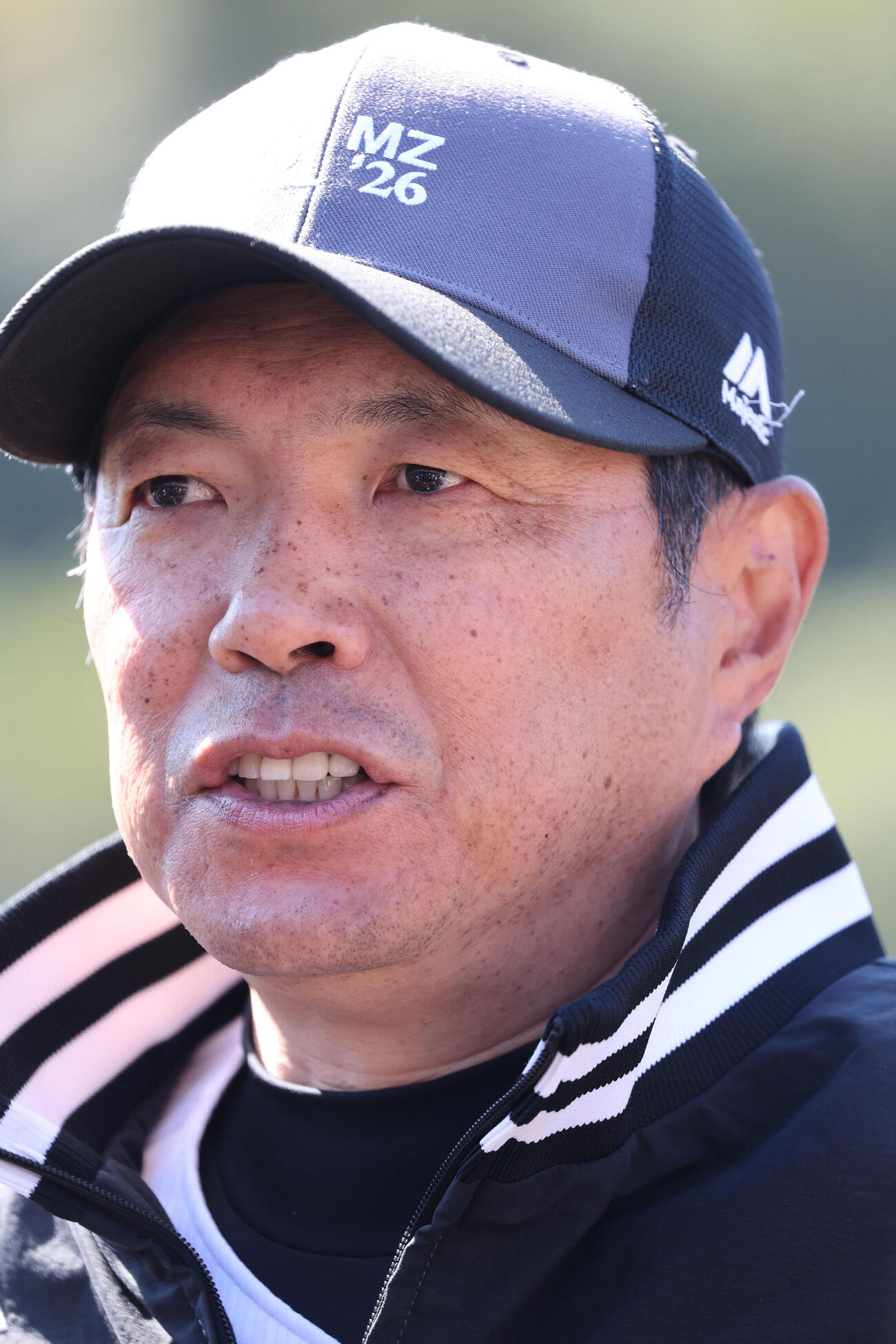 練習を終え、報道陣に応じるソフトバンク小久保監督（撮影・梅根麻紀）