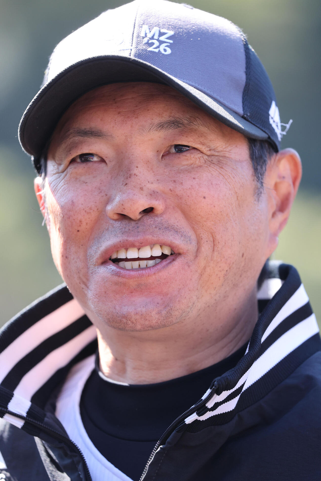 練習を終え、報道陣に応じるソフトバンク小久保監督（撮影・梅根麻紀）
