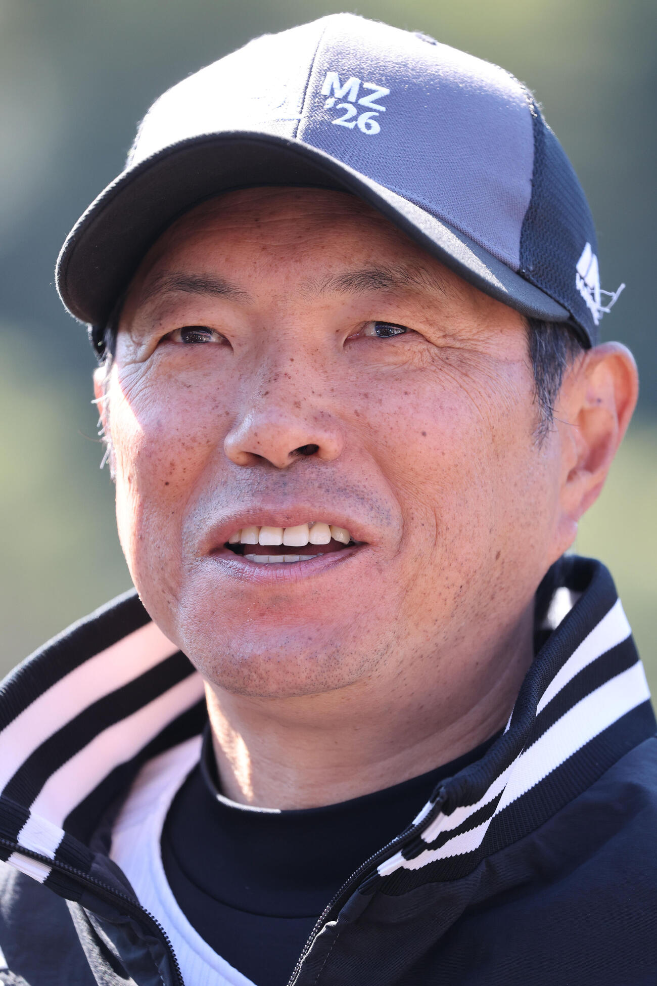 練習を終え、報道陣に応じるソフトバンク小久保監督（撮影・梅根麻紀）