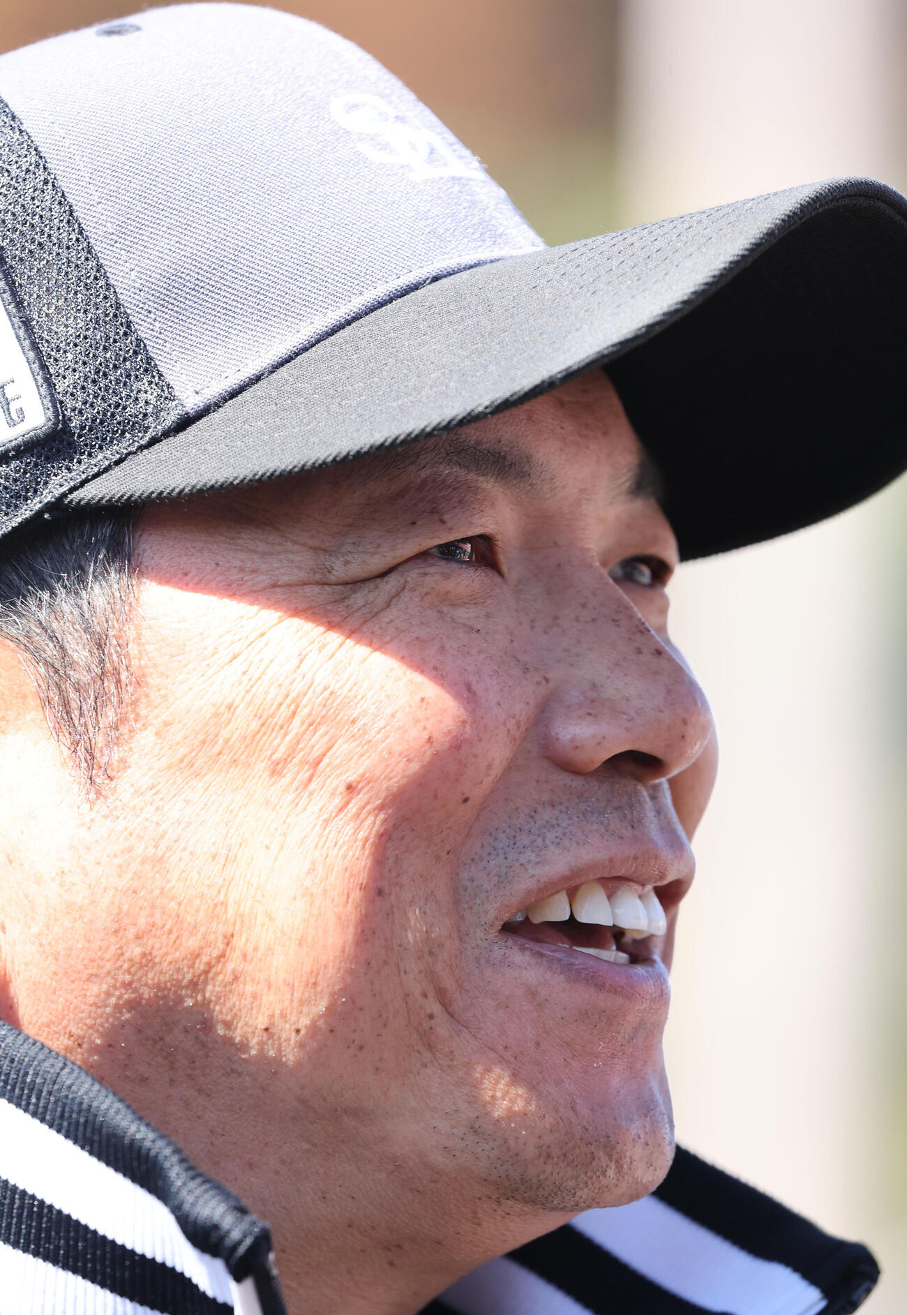 練習を終え、報道陣に応じるソフトバンク小久保監督（撮影・梅根麻紀）